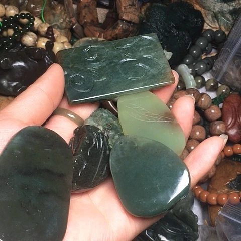 岫岩老玉（透闪石质玉）未镶嵌颈饰