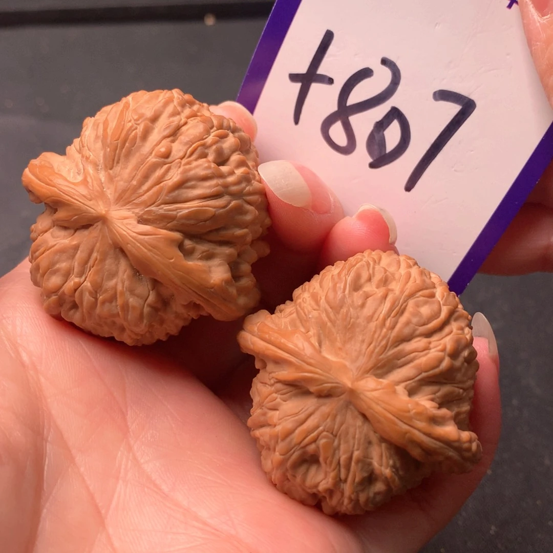 文玩核桃吊坠白狮子