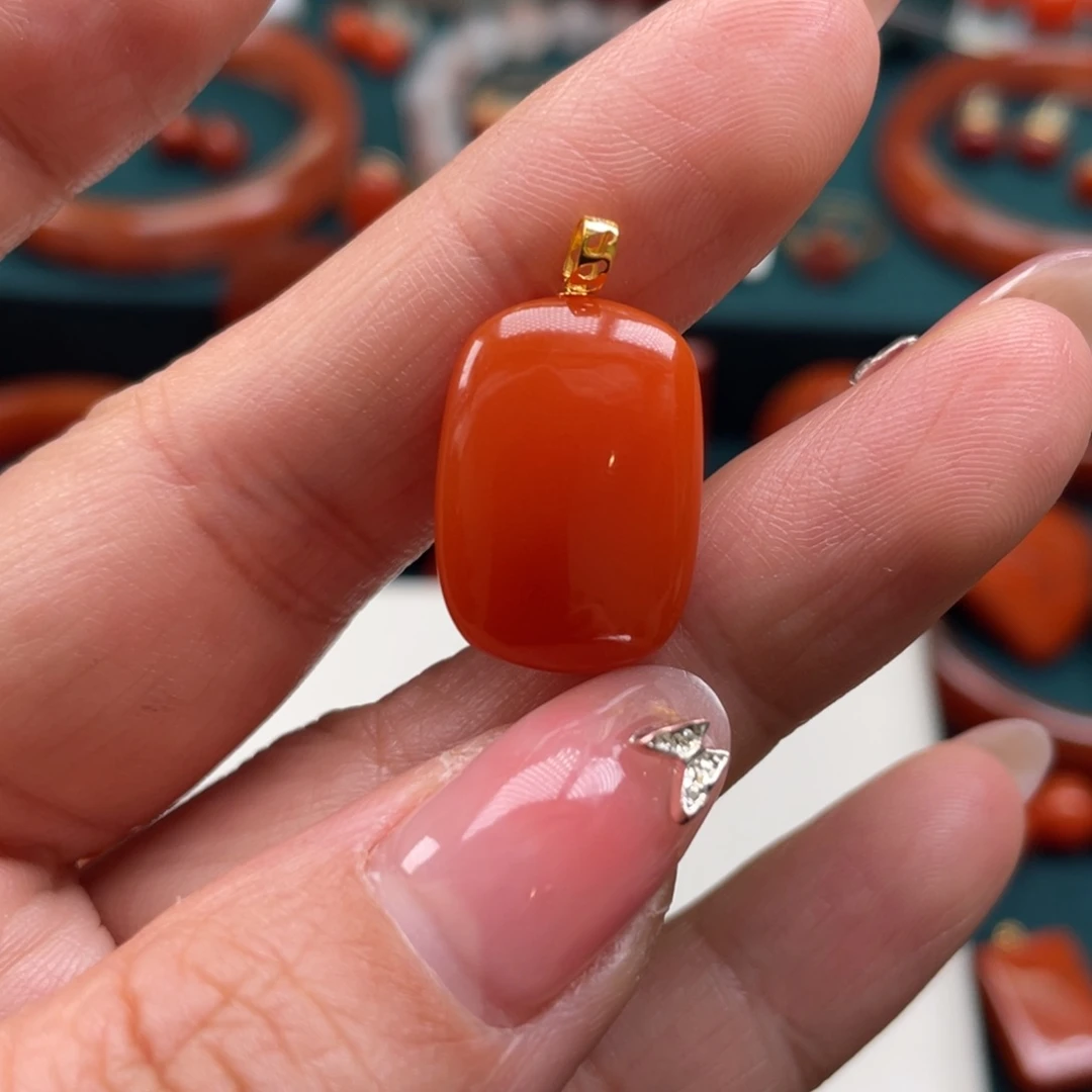 南红玛瑙18K金镶嵌保山南红满肉无事牌吊坠
