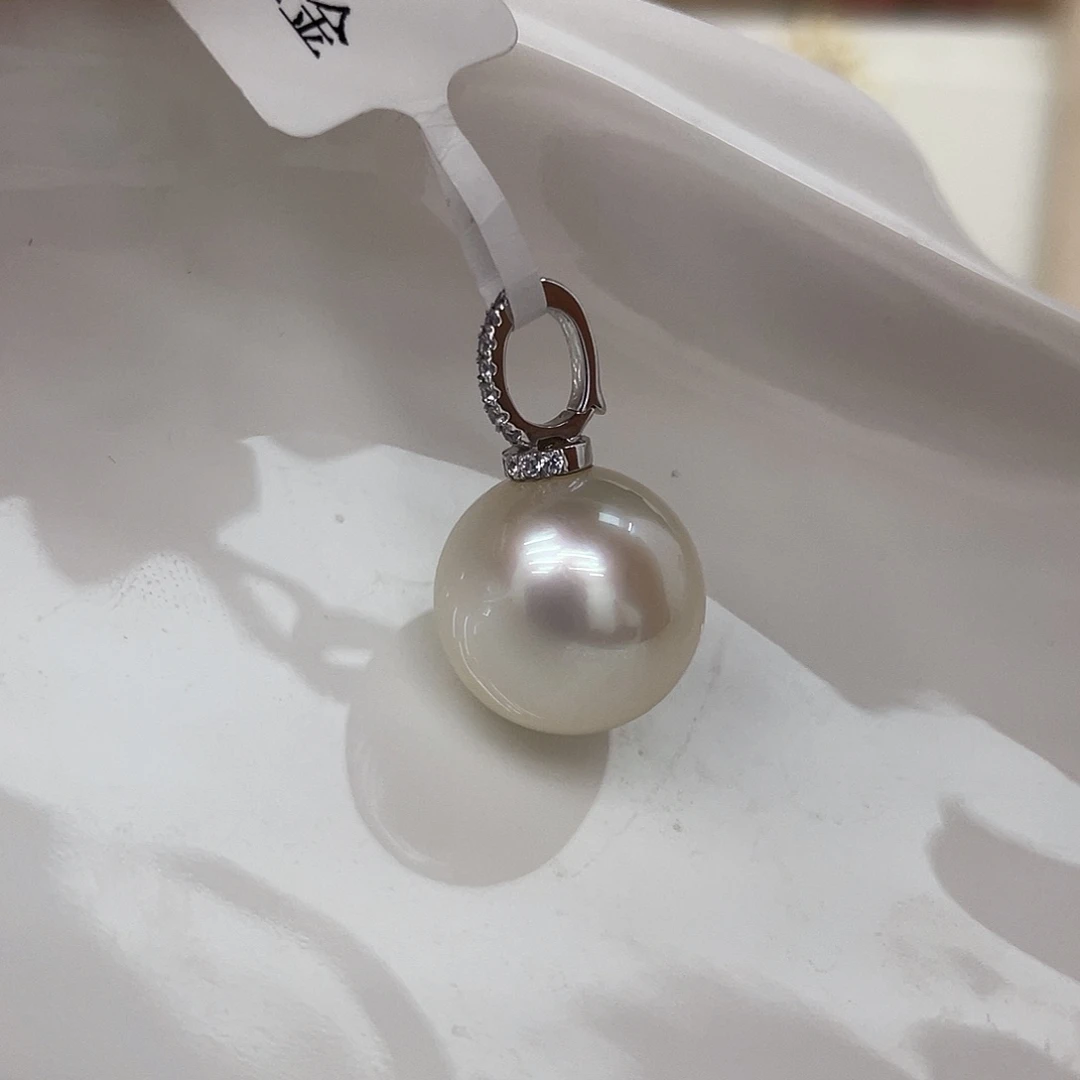 18K金镶嵌海水珍珠颈饰