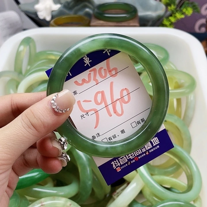 蛇纹石玉手镯未镶嵌
