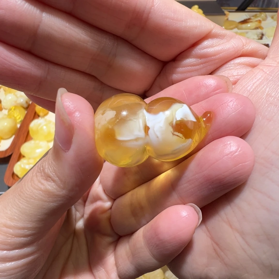 瘦****琥珀未镶嵌裸石蜜蜡