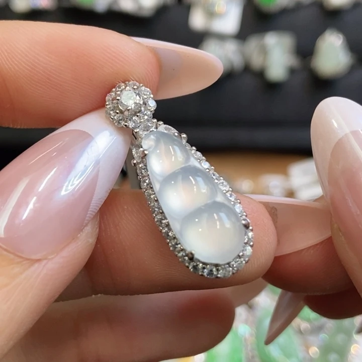 翡翠银S925镶嵌颈饰福豆