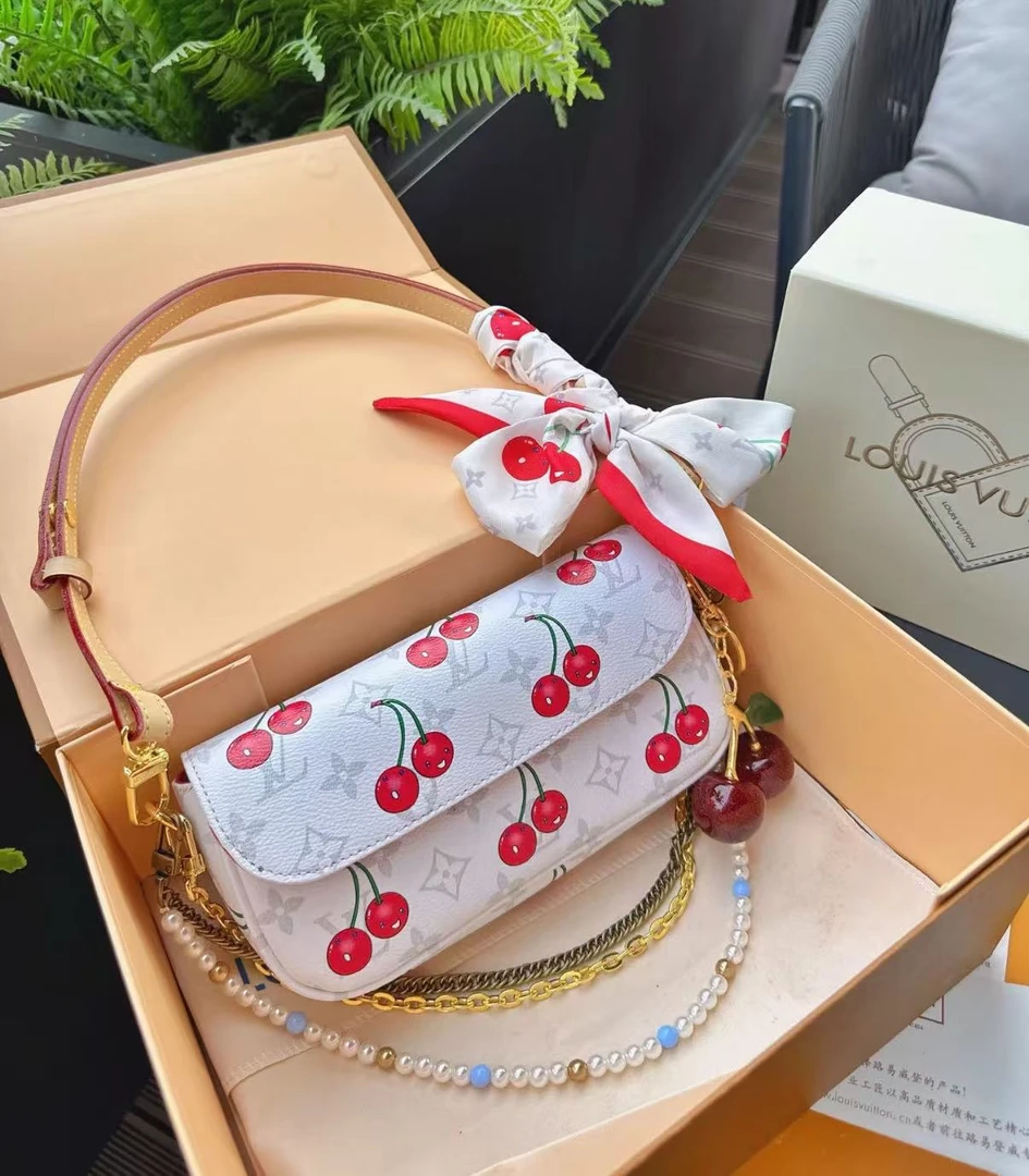 95新 LouisVuitton/路易威登 CD丨ivy白色樱桃金扣芯片款31531369