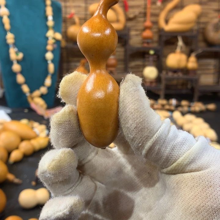 八宝豆和虾等食材混合搅拌至均匀时