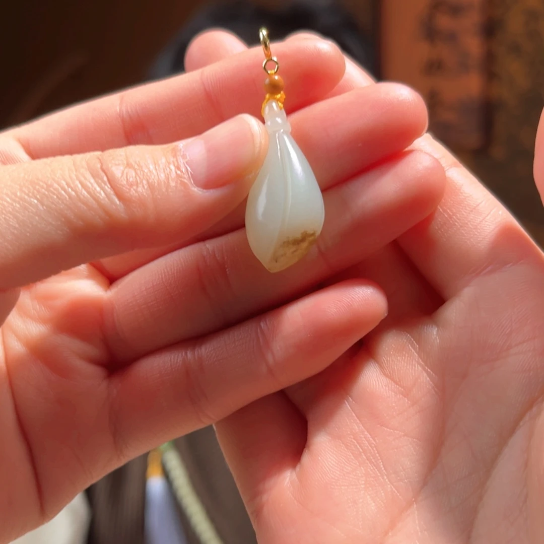 吊坠(不含链)未镶嵌和田玉俄料白玉玉兰花带原皮130