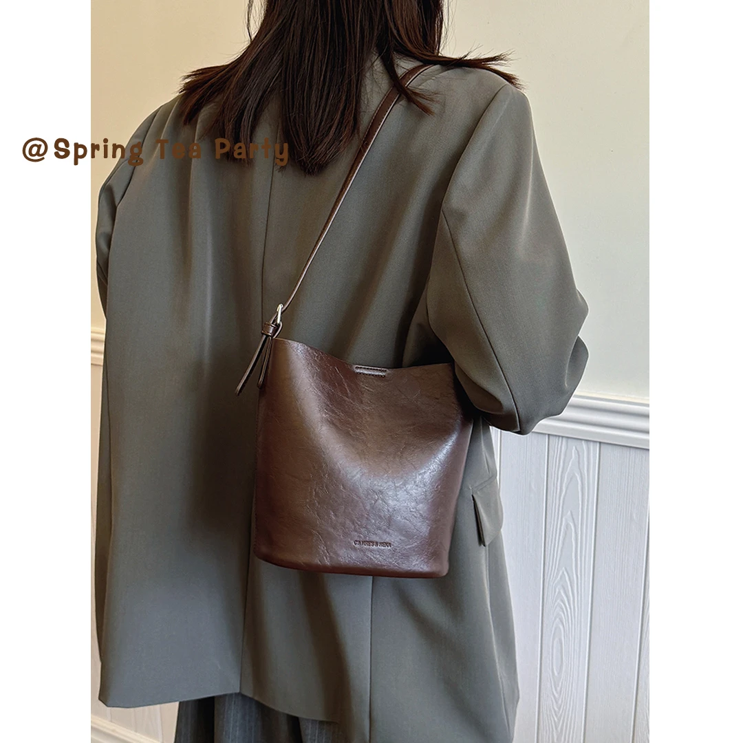 《气质姐姐》百搭款大容量包斜挎包女水桶简约韩版新款单肩通勤包包