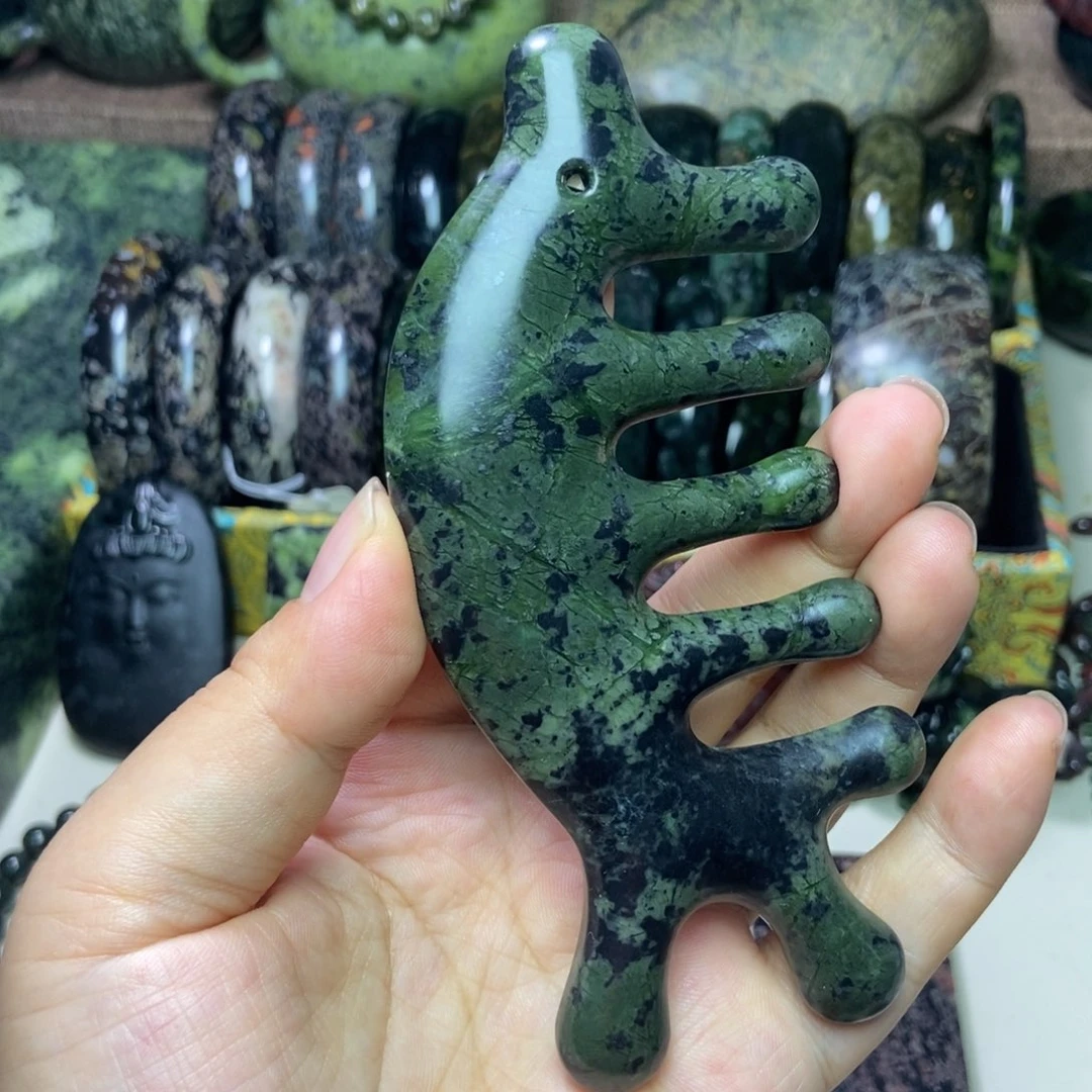 未镶嵌蛇纹石玉吊坠