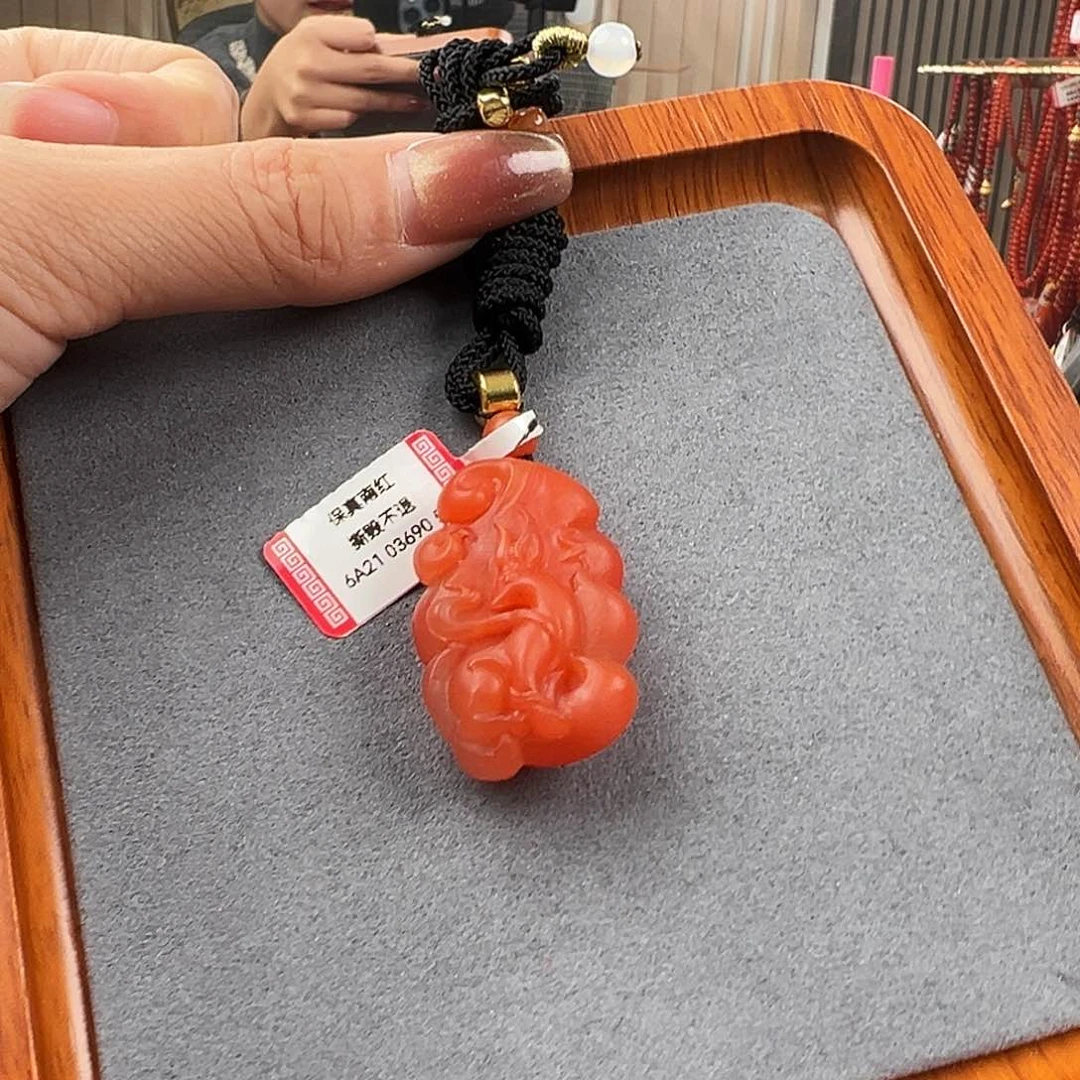 南红玛瑙吊坠未镶嵌