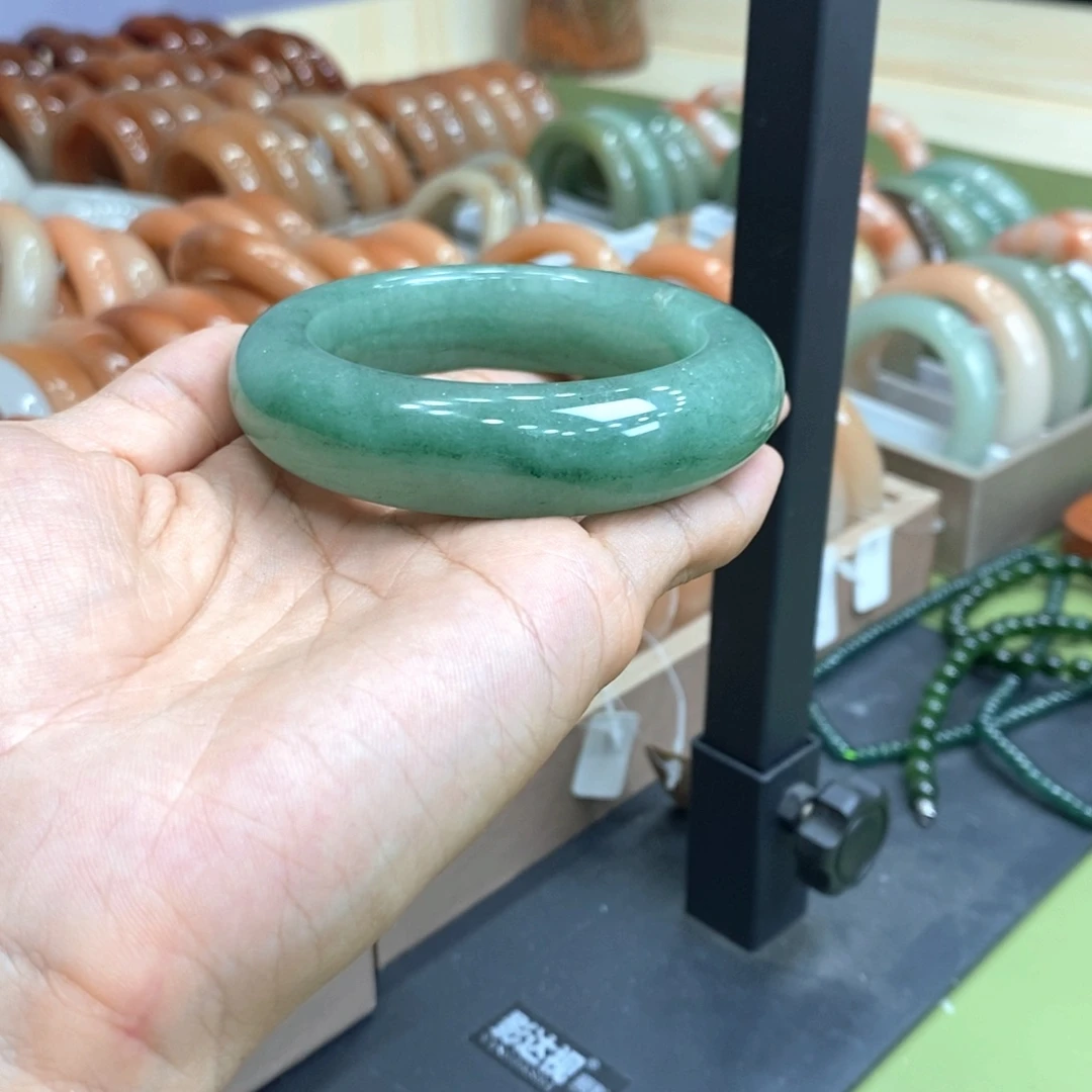 未镶嵌手镯石英岩玉