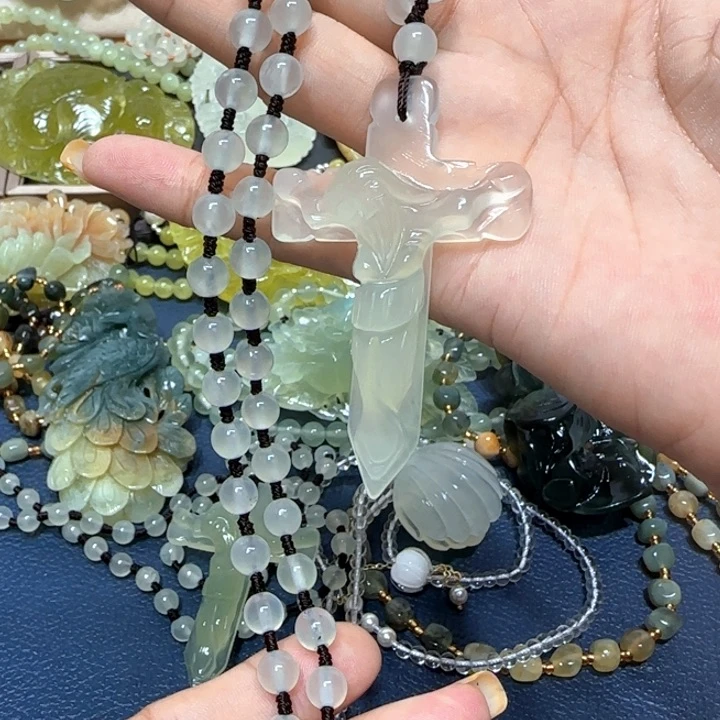 未镶嵌蛇纹石玉吊坠