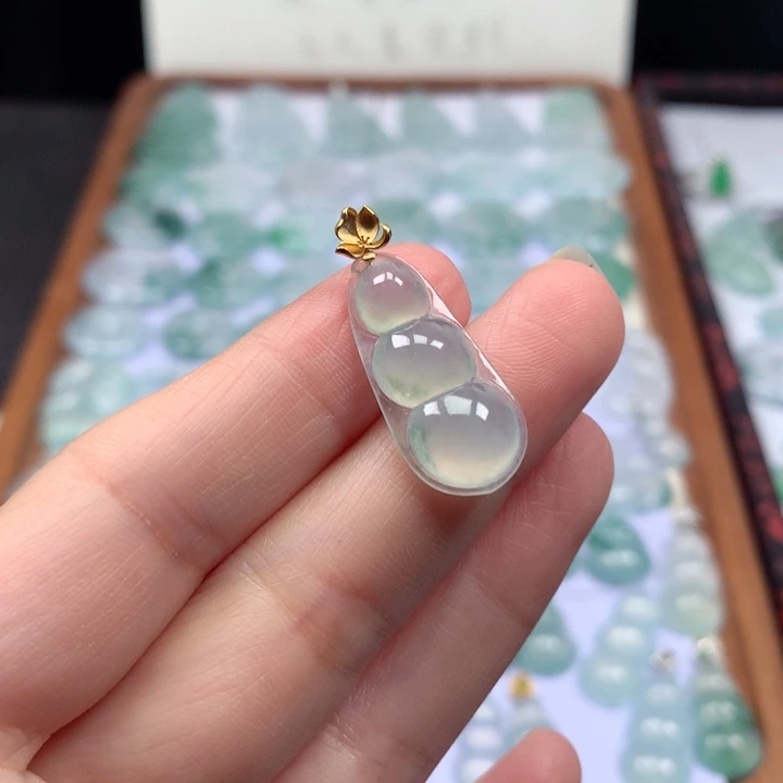 颈饰18K金镶嵌翡翠冰种福豆