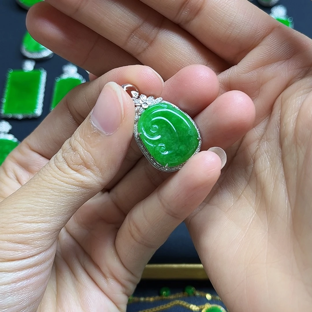 翡翠18K金镶嵌颈饰