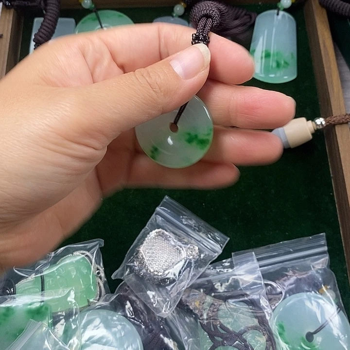 翡翠未镶嵌颈饰平安扣