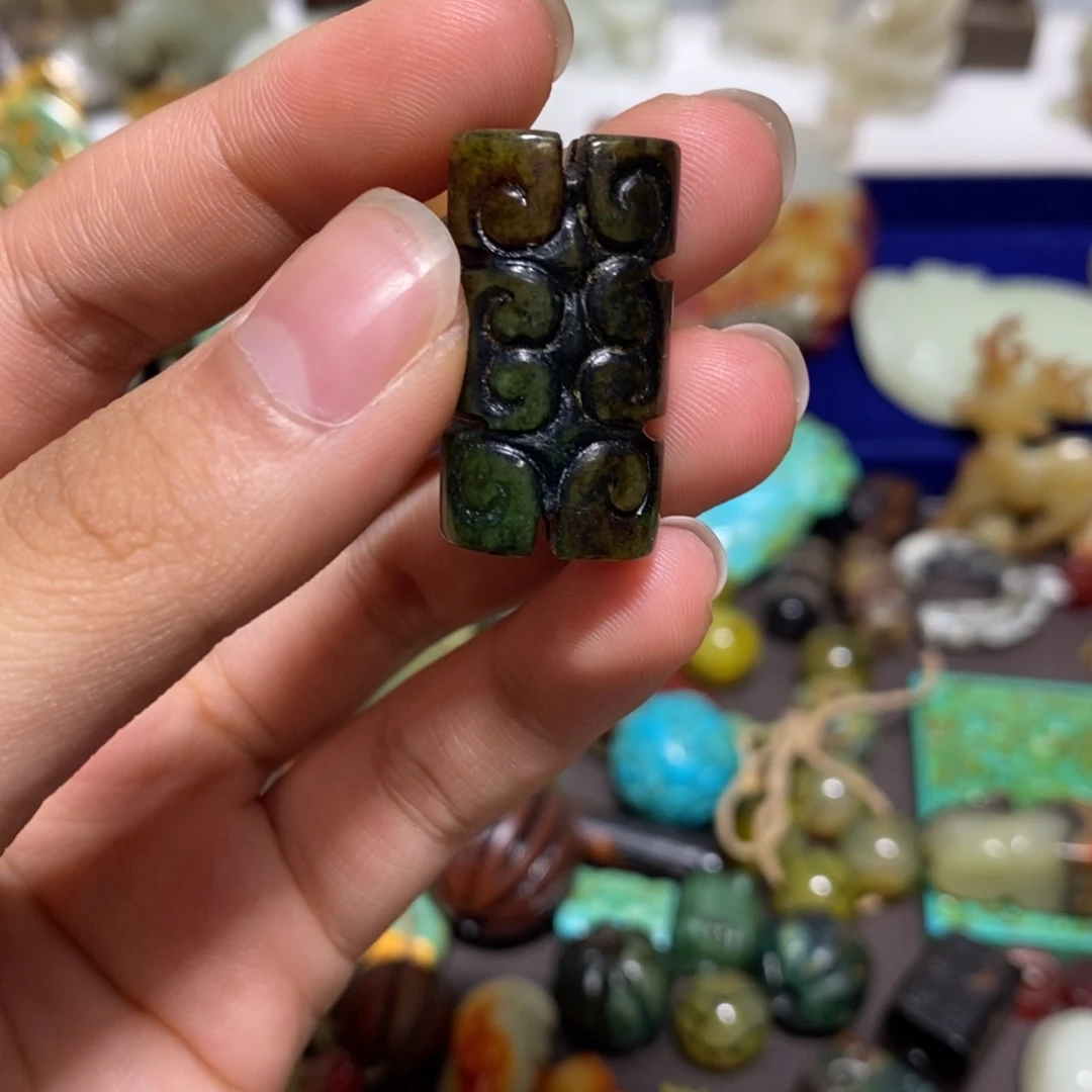 透闪石质玉未镶嵌颈饰