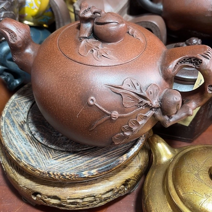 紫砂茶壶原矿泥料手工制作的一把紫砂壶。