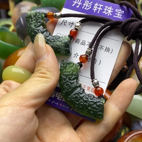未镶嵌蛇纹石玉颈饰