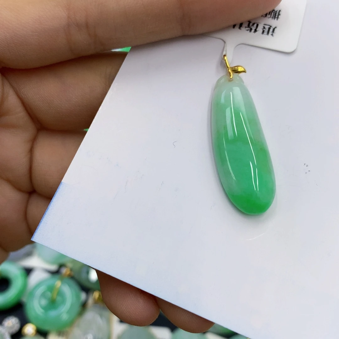 翡翠18K金镶嵌颈饰翡翠