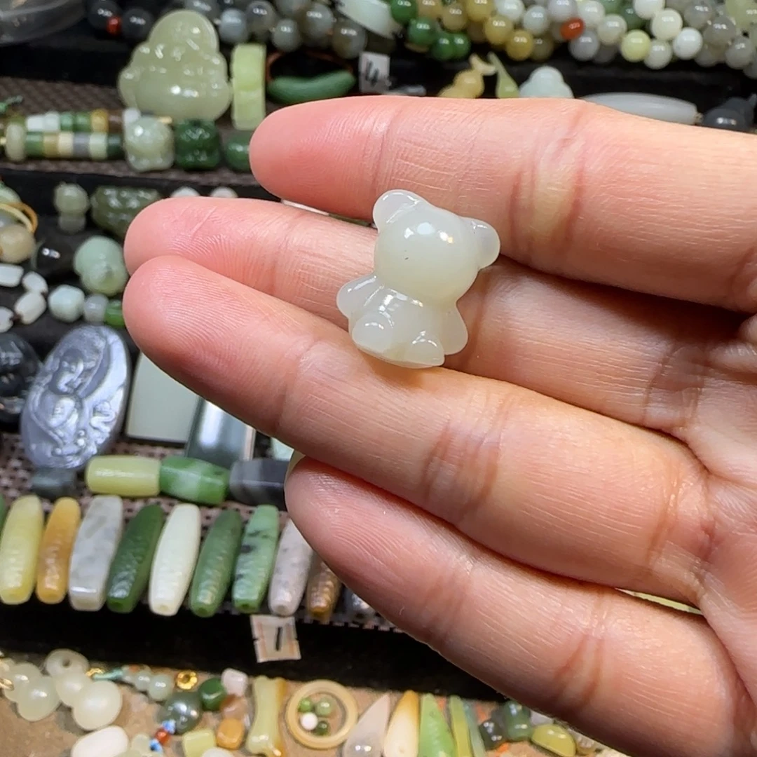 和田玉未镶嵌颈饰小熊