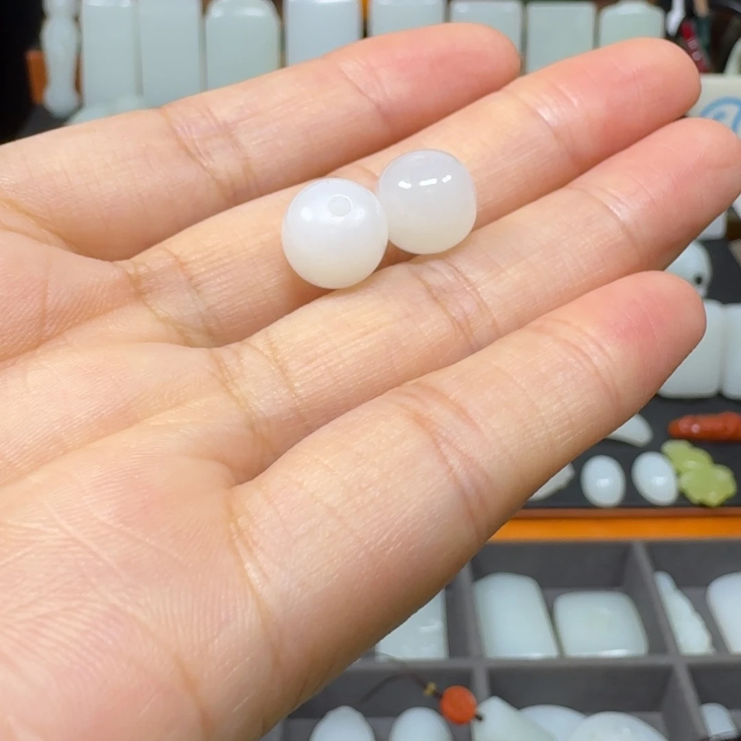 肥***兔和田玉未镶嵌颈饰