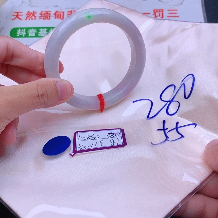 翡翠手镯未镶嵌翡翠