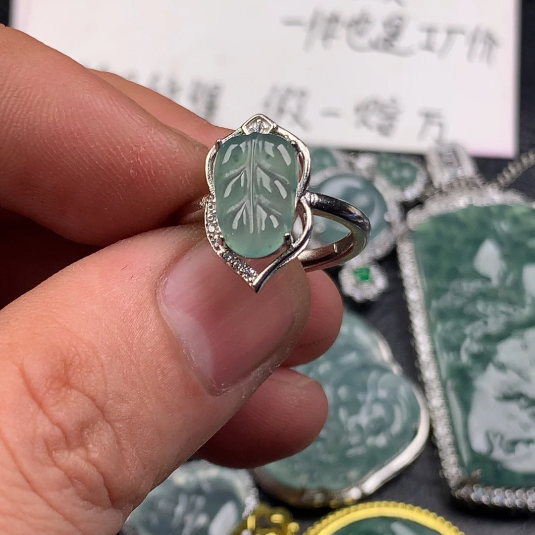 颈饰未镶嵌翡翠叶子戒指