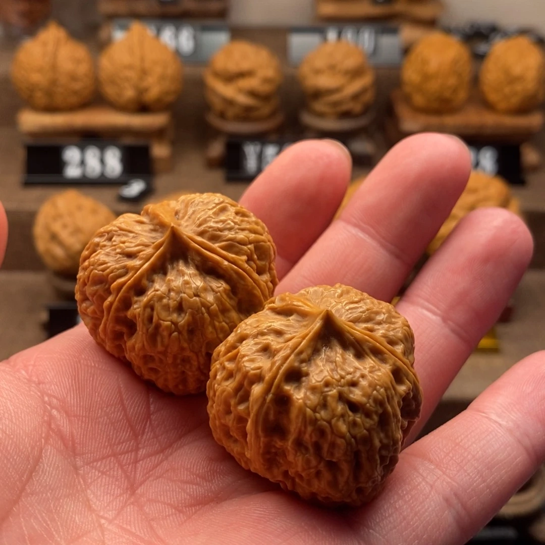 文玩核桃把件北*.铁核桃