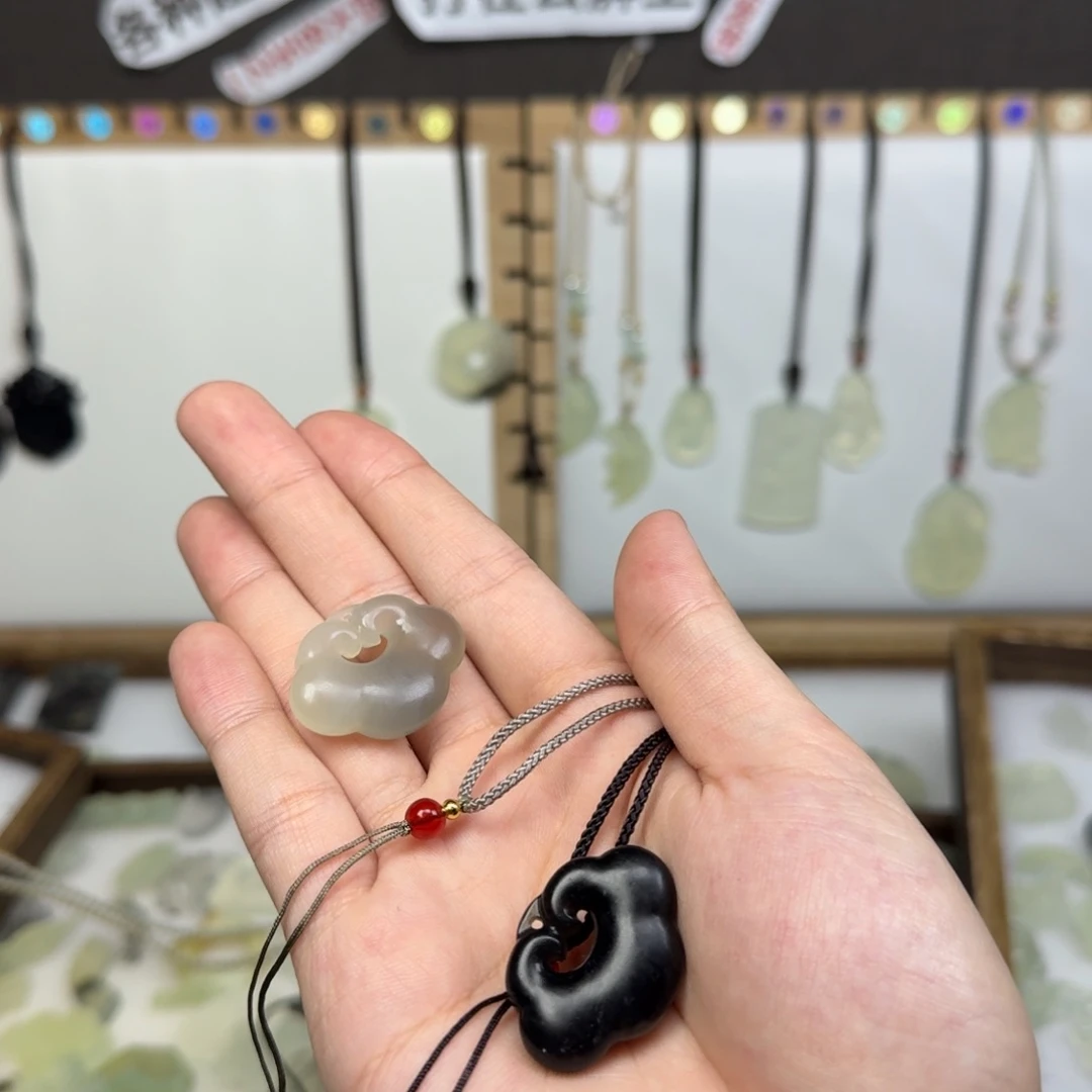 蛇纹石玉吊坠 未镶嵌性**毛