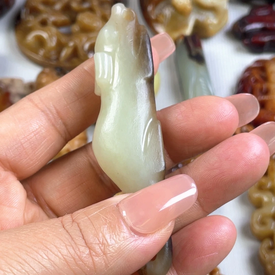 和田玉颈饰未镶嵌英****馆