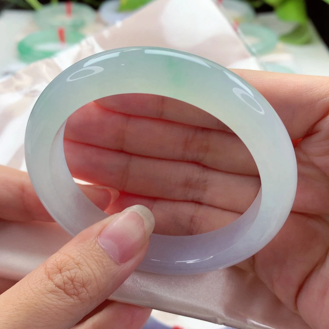 未镶嵌手镯翡翠是***?