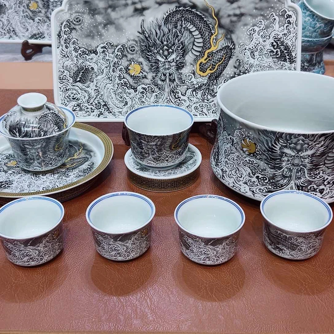 摆件景德镇陶瓷艺术展在上海举办期间展出作品