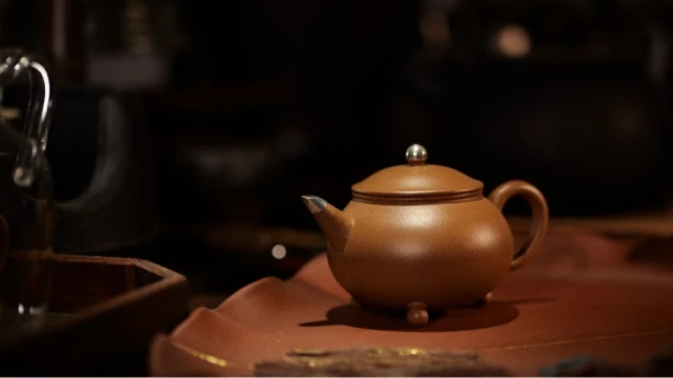 宜兴紫砂全手工老段泥包银三足水平190cc