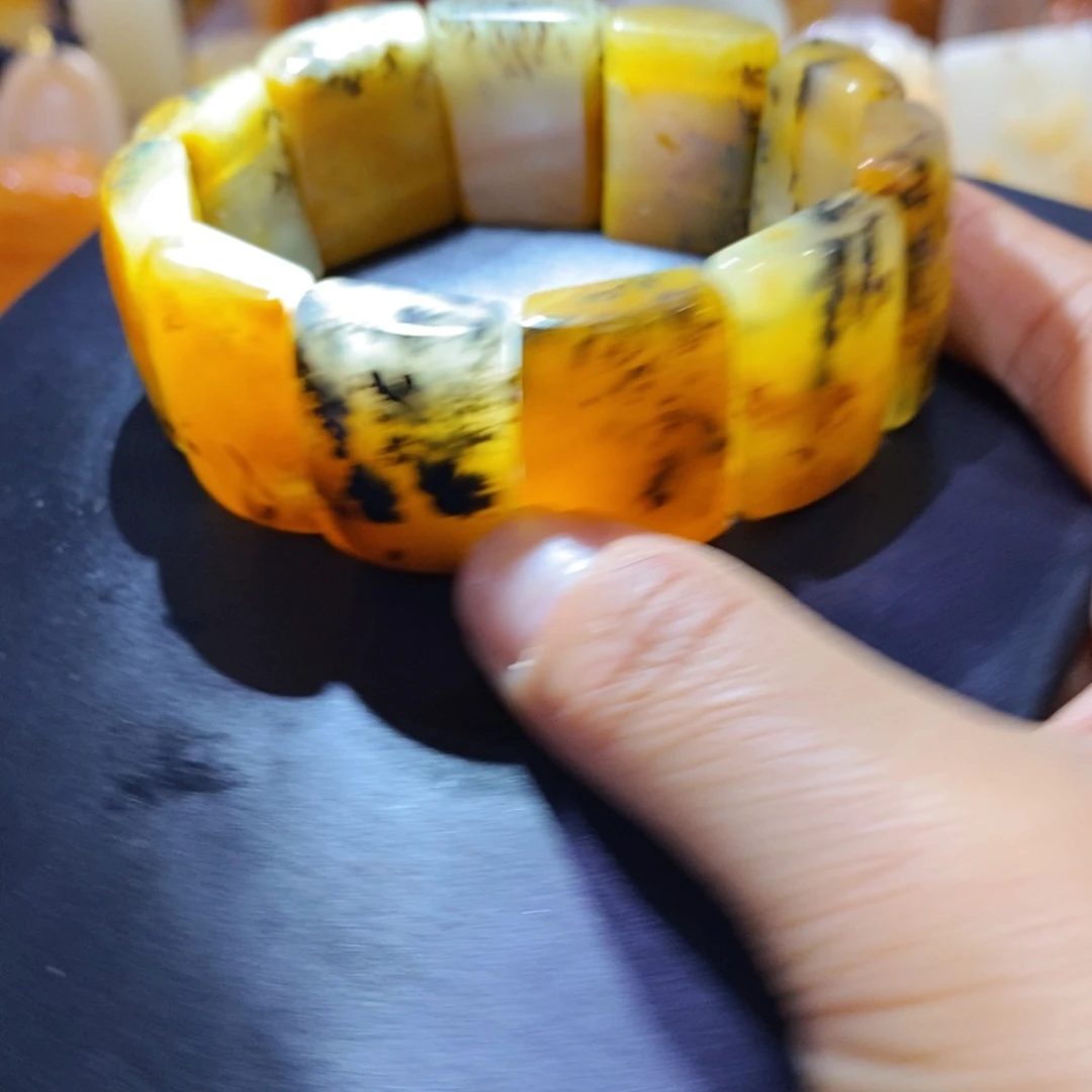 石英质玉（黄龙玉）颈饰未镶嵌