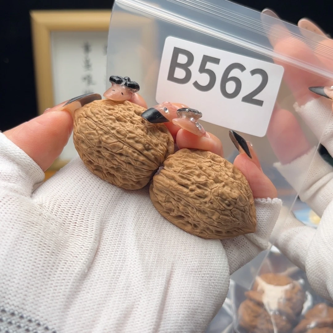 把件文玩核桃30树皮纹鸡心b562