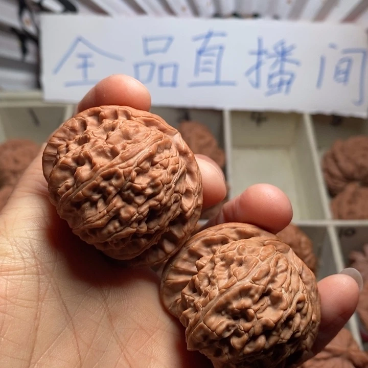 文玩核桃吊坠白狮子