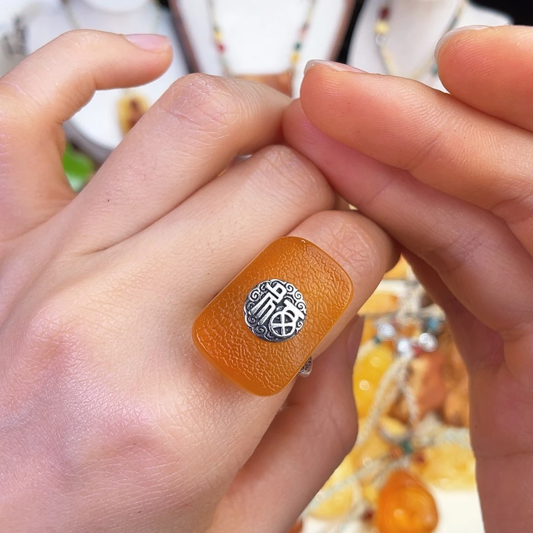 未镶嵌琥珀珠宝奇石。