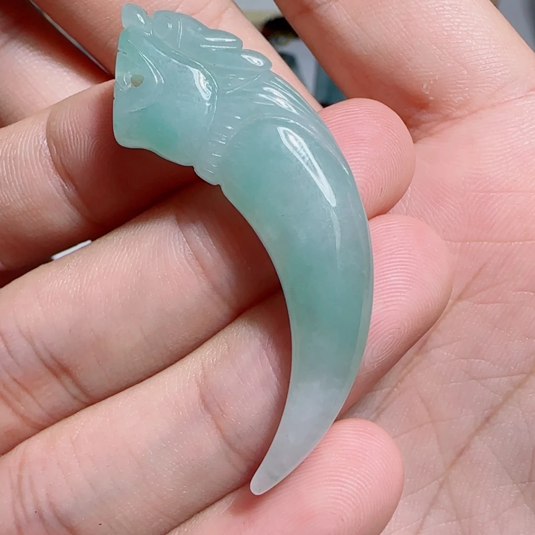 翡翠未镶嵌颈饰龙牙
