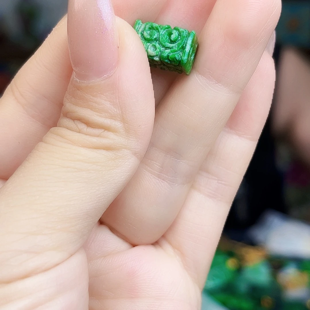 翡翠未镶嵌颈饰多样性