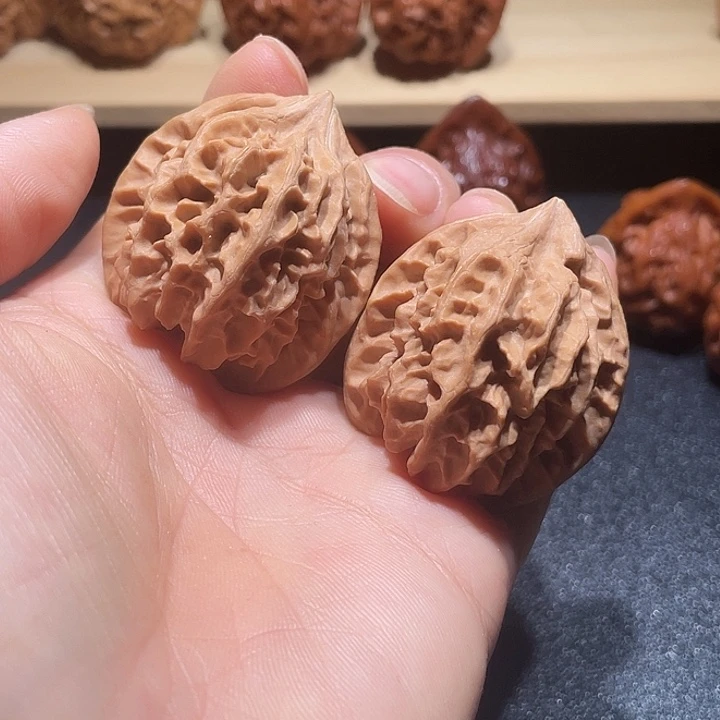 文玩核桃吊坠大龙