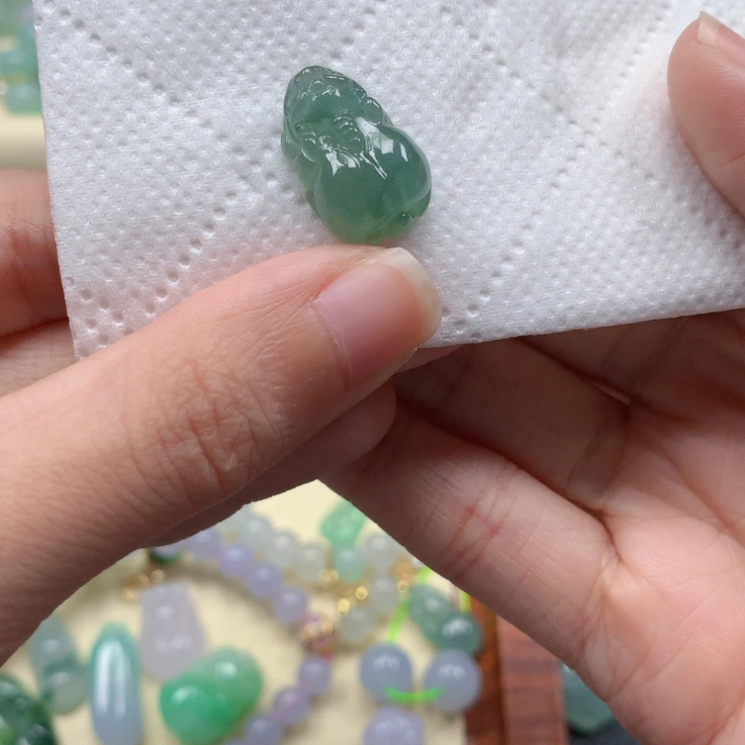 翡翠未镶嵌颈饰是