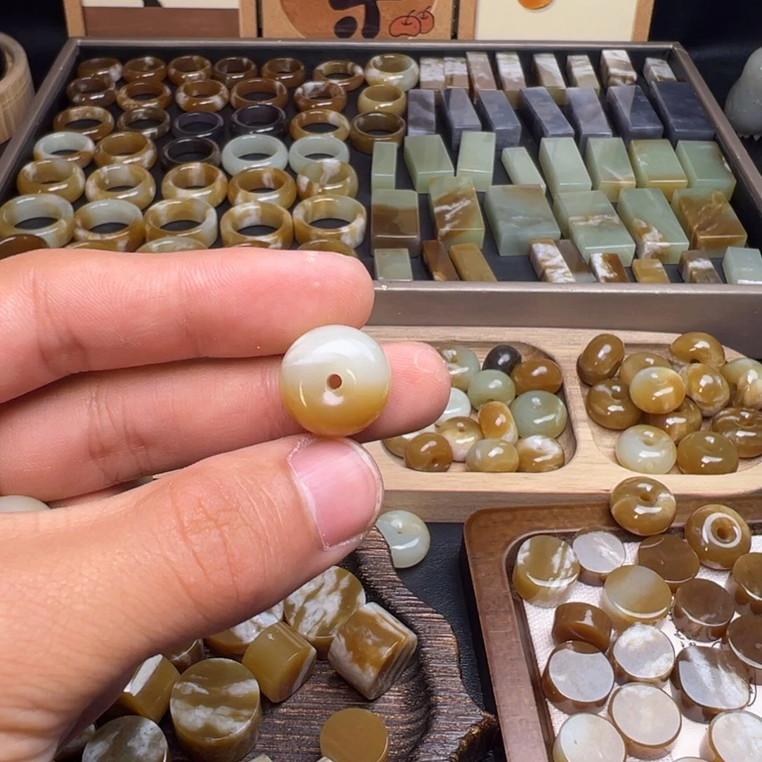 远***山和田玉（糖玉）未镶嵌珠宝奇石平安扣