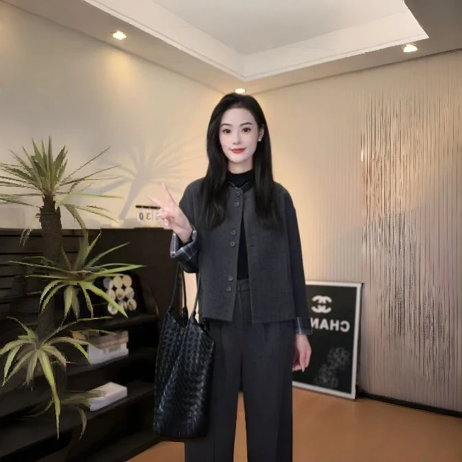 〈纪朵研〉1499时尚套装女2025秋季新款洋气显瘦短外套直筒裤两件套