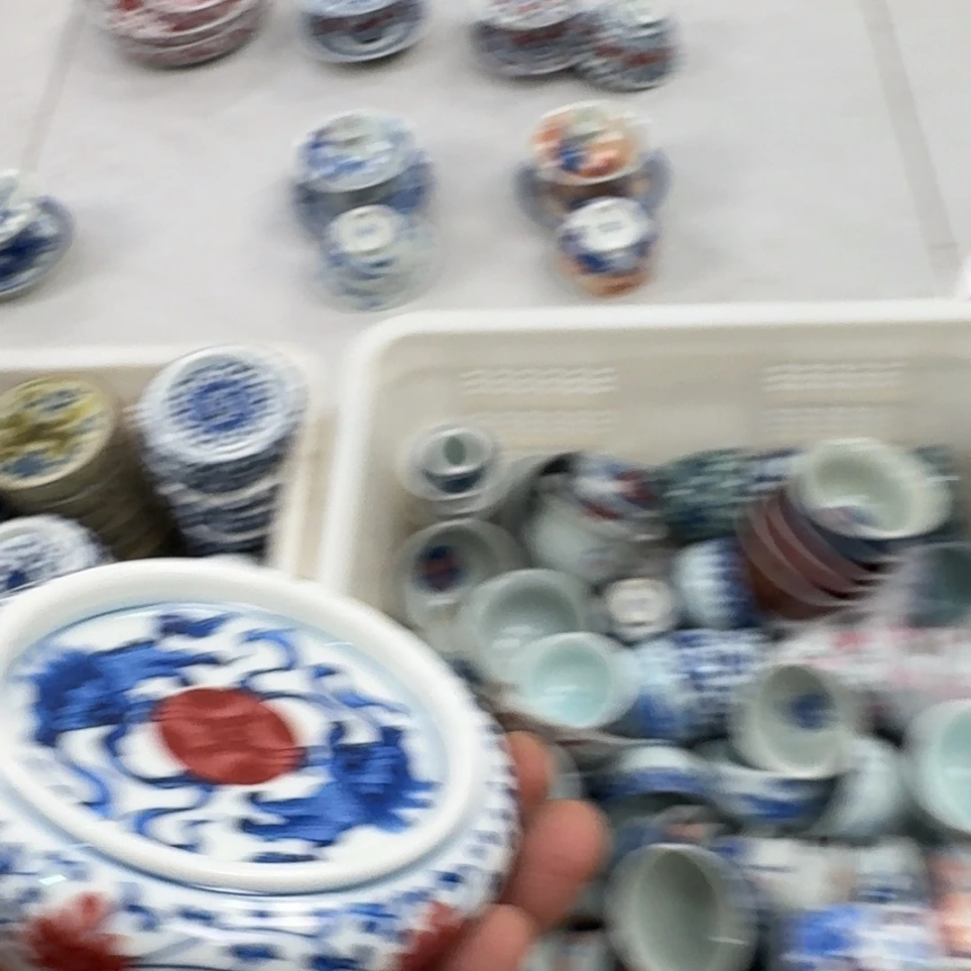 摆件釉里红缠枝莲盖置元宝