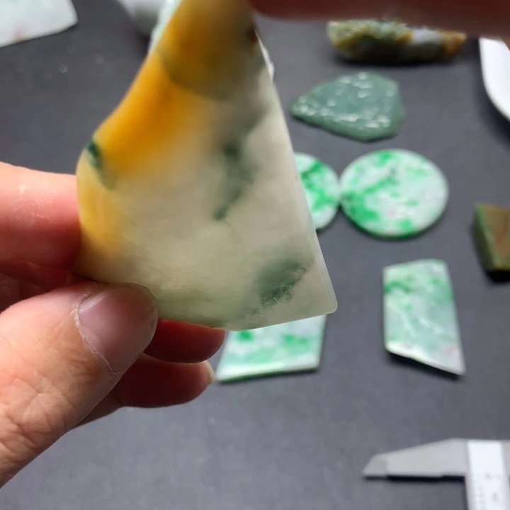 翡翠颈饰未镶嵌翡翠
