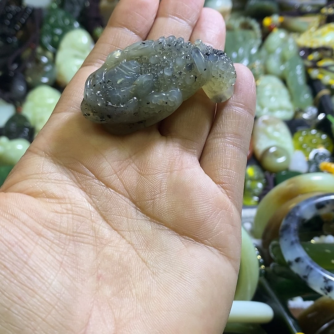 岫玉未镶嵌颈饰一个