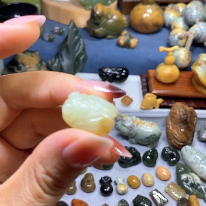 未镶嵌透闪石质玉挂件