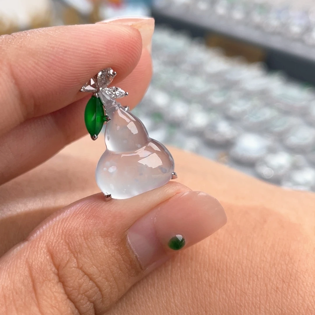 翡翠18K金镶嵌颈饰葫芦