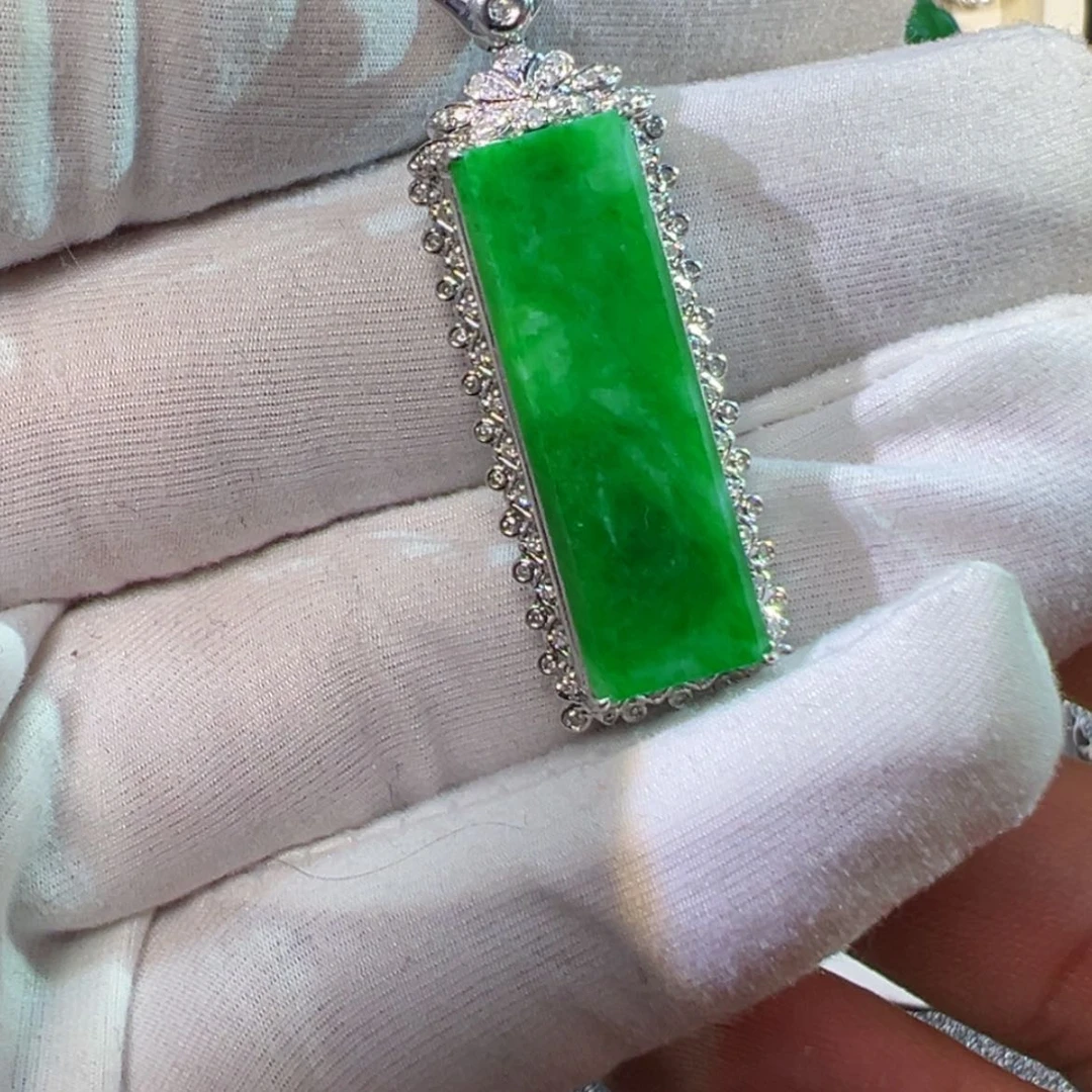 【闪购商品】翡翠颈饰18K金镶嵌翡翠阳绿无事牌缅甸