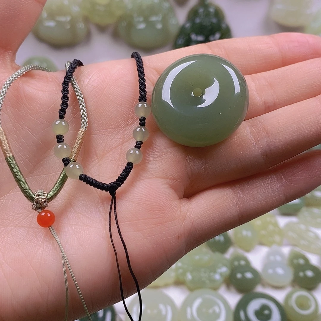 两***吃和田玉未镶嵌颈饰