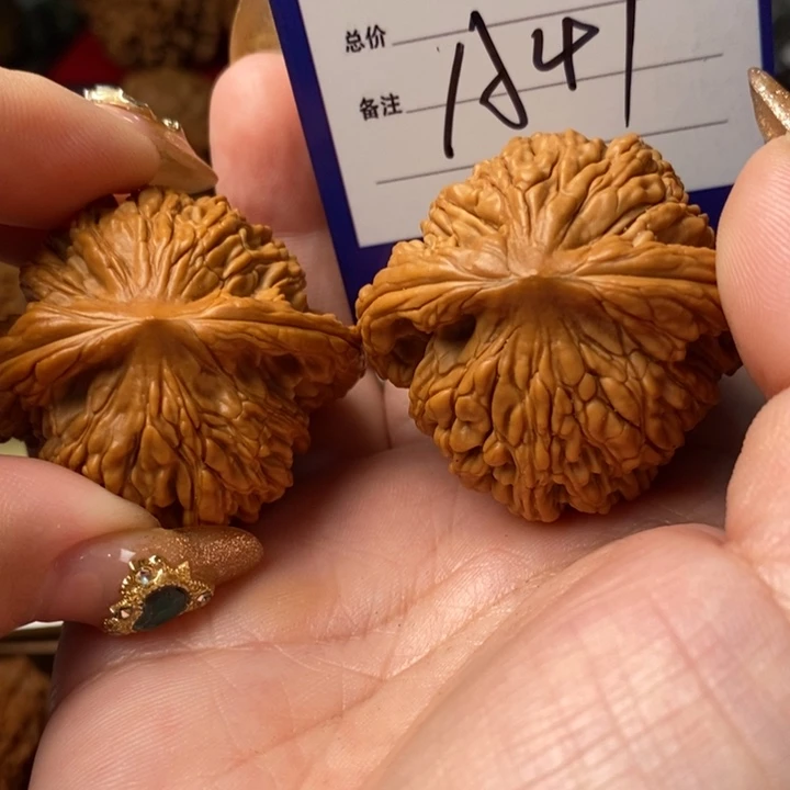 阿***文把件桃核全品粗金虎